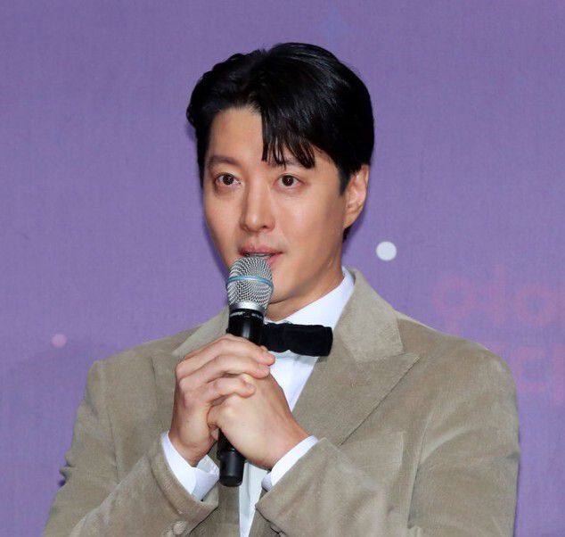 이동건이 최근 제주도에 카페를 오픈한 이후 주변 상인들의 불만이 쏟아지고 있다. 뉴시스