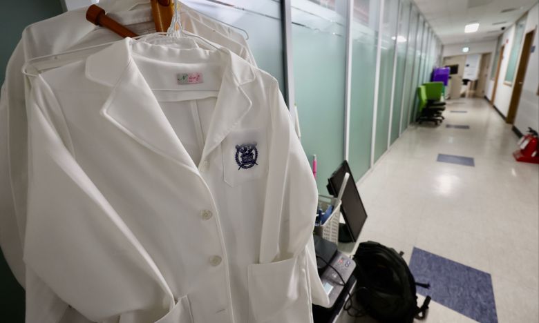 17일 정부가 내년도 의과대학 모집인원을 증원 이전 수준인 3058명으로 확정했다. 이는 정부가 지난달 말까지 의대생들이 전원 복귀할 경우, 내년 의대 모집인원을 증원 전으로 되돌리겠다고 밝힌 데 따른 후속 조치다. 이날 오후 서울시내 한 의과대학에 가운이 걸려있다. 뉴시스