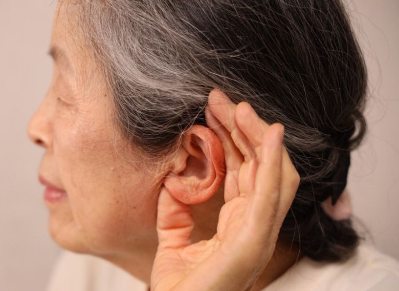 청력 저하는 건강의 ‘적색 경보’다. 낙상으로 인한 골절, 인지기능 저하로 인한 치매 위험 등을 높인다.   클립아트코리아