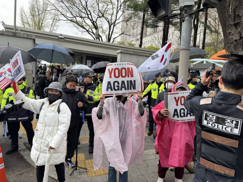 윤 전 대통령 내란 수괴 첫 형사공판기일인 14일 서울 서초구 법원종합청사 입구에서 지지자들이 ‘윤 어게인’ 등이 적힌 팻말을 들고 집회를 하고 있다. 이종민 기자