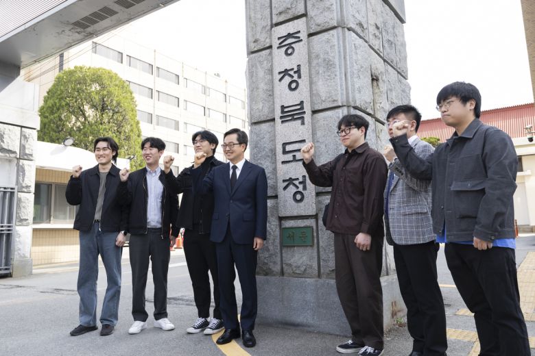 김동연 예비후보가 17일 충북도청 앞에서 청년 지지자들과 화이팅을 외치고 있다. 김동연 후보 측 제공