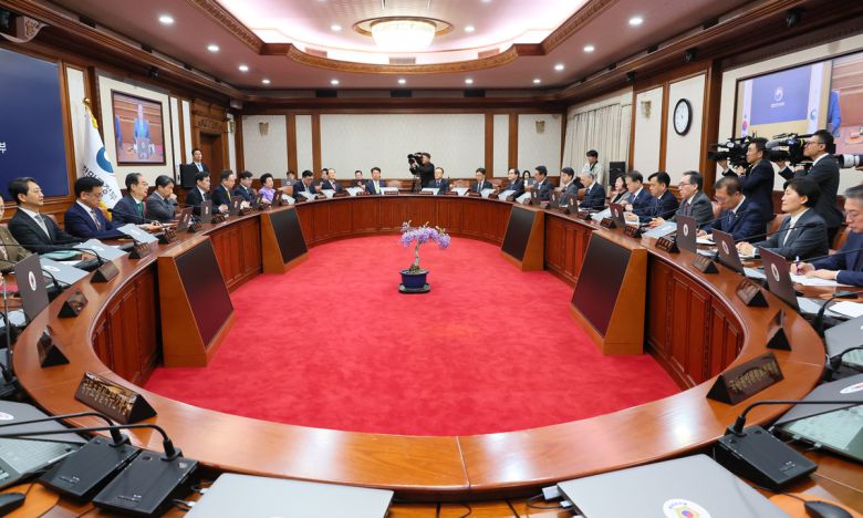 한덕수 대통령 권한대행 국무총리가 18일 서울 종로구 정부서울청사에서 2025년 제1회 추가경정예산안을 심의하기 위해 열린 임시 국무회의에서 발언을 하고 있다. 총리실 제공