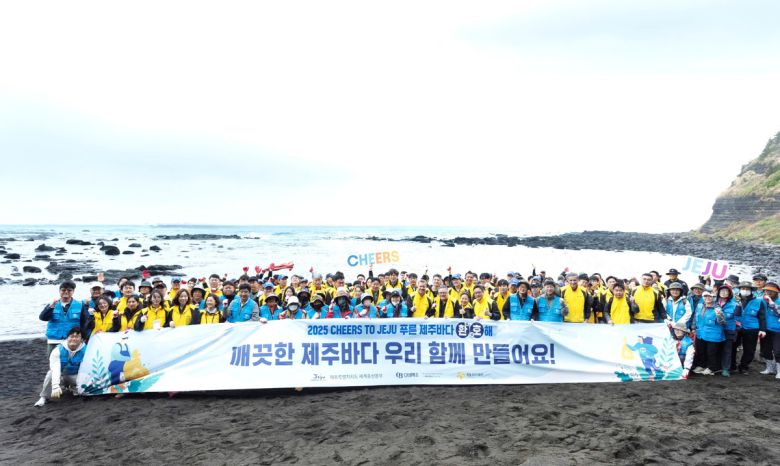 17일 오비맥주 임직원, 제주특별자치도 세계유산본부, 제주폐가살리기사회적협동조합, 한경면 주민 등 200여 명이 제주시 한경면 고산리 수월봉 인근 해안변에서 정화활동을 마치고 기념촬영을 하고 있다.오비맥주 제공