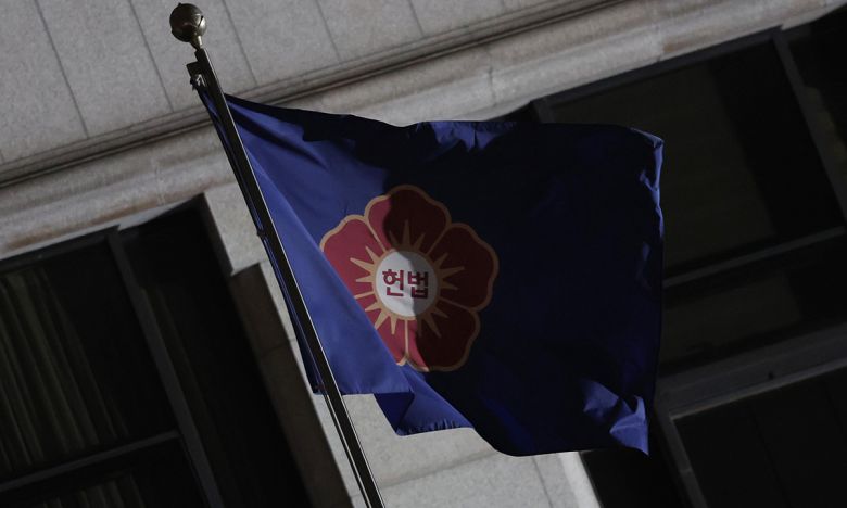 서울 종로구 헌법재판소에서 휘날리는 깃발 모습. 연합뉴스