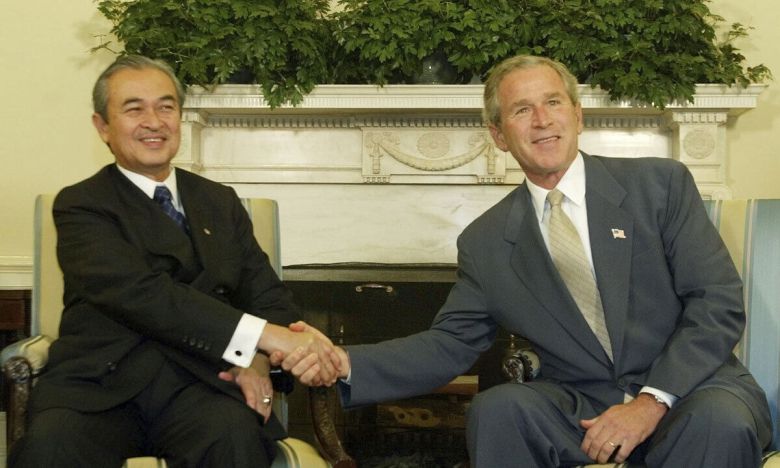 2004년 7월 미국 워싱턴 백악관 오벌 오피스에서 조지 부시 당시 미국 대통령(오른쪽)이 압둘라 아마드 바다위 말레이시아 총리와 인사를 나누고 있다. 워싱턴DC=AP연합뉴스