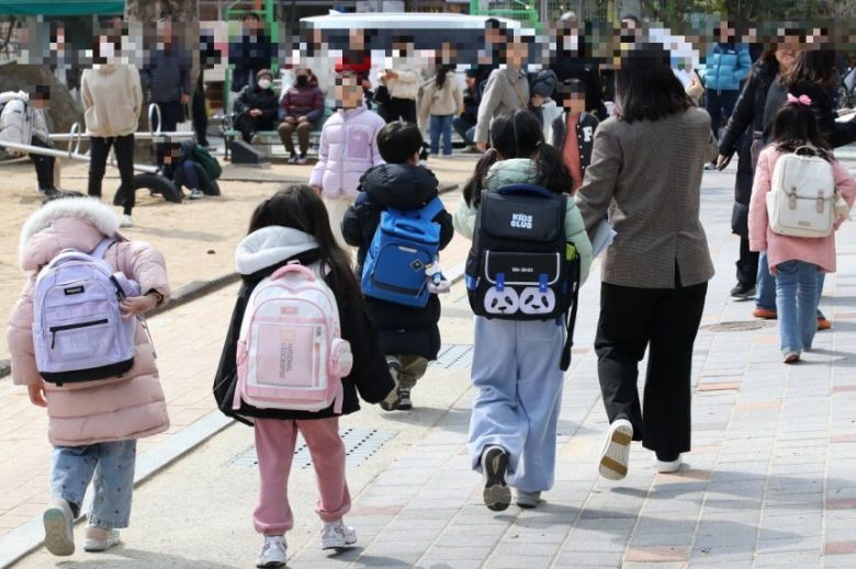 한 초등학교에서 학생들이 교사의 귀가 지도에 따라 하교를 준비하고 있다. 사진은 기사 내용과 직접 관련이 없음. 뉴스1