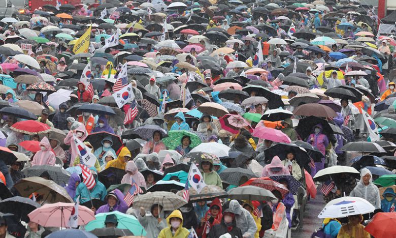 지난 12일 서울 세종대로에서 자유통일당이 연 광화문 국민대회에서 참가자들이 탄핵 무효 등을 외치고 있다. 연합뉴스
