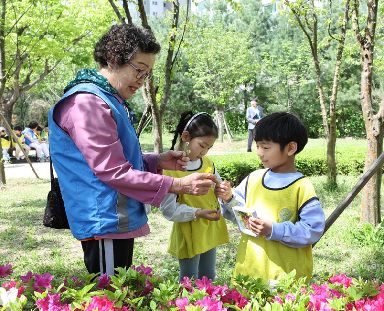어린이집 아이들이 할머니와 숲체험을 하고 있다. 건강보험심사평가원 제공