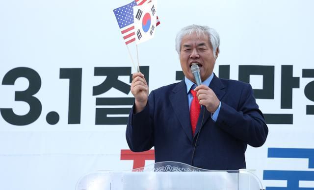 전광훈 사랑제일교회 목사가 2월18일 대구에서 열린 윤석열 전 대통령 탄핵 반대 집회에서 발언하고 있다. 연합뉴스