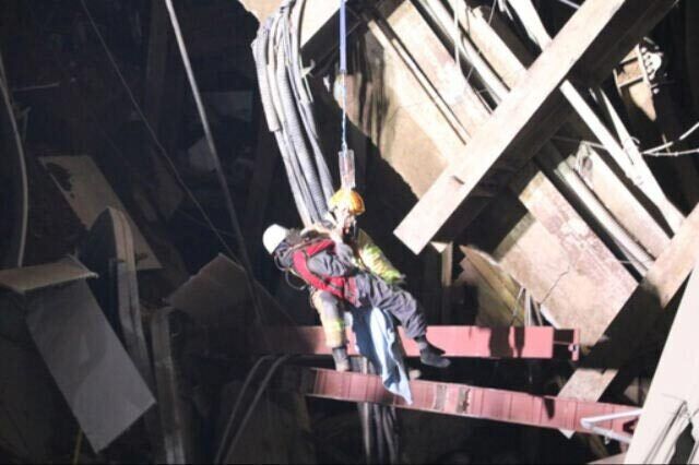 지난 12일 오전 4시27분쯤 경기 광명시 일직동 신안산선 복선전철 5-2공구 붕괴 현장에 고립됐던 작업자를 소방관이 구조하고 있다. 경기도소방재난본부 제공
