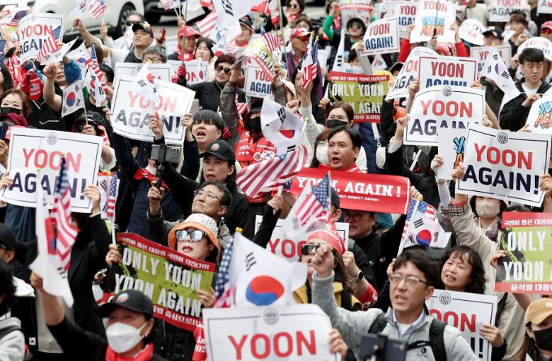 19일 서울 서초구 교대역 인근에서 윤석열 대통령의 복귀를 요구하는 2030의 ‘윤어게인(YOON AGAIN)’ 집회가 열리고 있다. 뉴시스