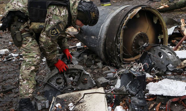 우크라이나 군인이 지상에 떨어진 북한 KN-23 탄도미사일 잔해를 조사하고 있다. 세계일보 자료사진