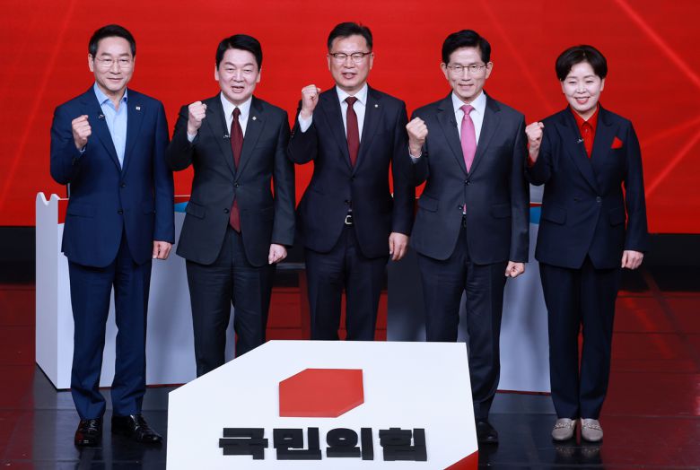 19일 오후 서울 강서구 ASSA아트홀에서 열린 국민의힘 '제21대 대통령후보자 1차 경선 조별 토론회’에 참석한 후보들이 이양수 사무총장과 기념 촬영을 하고 있다. 왼쪽부터 유정복, 안철수, 이양수 사무총장, 김문수, 양향자 후보. 뉴스1