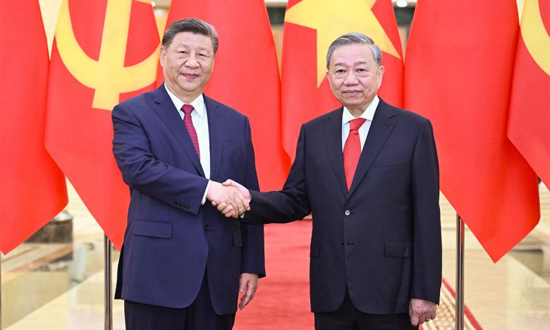 지난 2일(현지시간) 미국 워싱턴 백악관에서 도널드 트럼프 미국 대통령이 하워드 러트닉 상무장관과 함께 전 세계를 상대로 한 상호관세를 발표하면서 국가별 관세율 차트를 들어보이고 있다. 145%에 달하는 고율 관세를 추가 부과받으며 ‘관세전쟁’의 타깃이 된 중국은 보복관세를 매기는 한편 주변국과의 결속을 다지며 우군을 확보하는 외교 전략을 펼치고 있다. 오른쪽 사진은 동남아 3국 순방에 나선 시진핑 중국 국가주석(왼쪽)이 14일 베트남 하노이에서 또람 주석과 만나 악수를 나누는 모습. 워싱턴·하노이=로이터신화연합뉴스