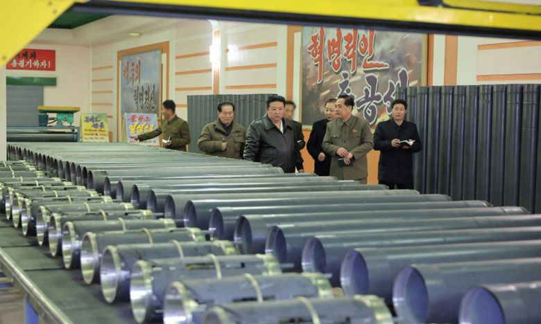 김정은 북한 국무위원장이 포탄을 생산하는 곳으로 보이는 군수공장을 현지지도하고 있다. 조선중앙통신·연합뉴스