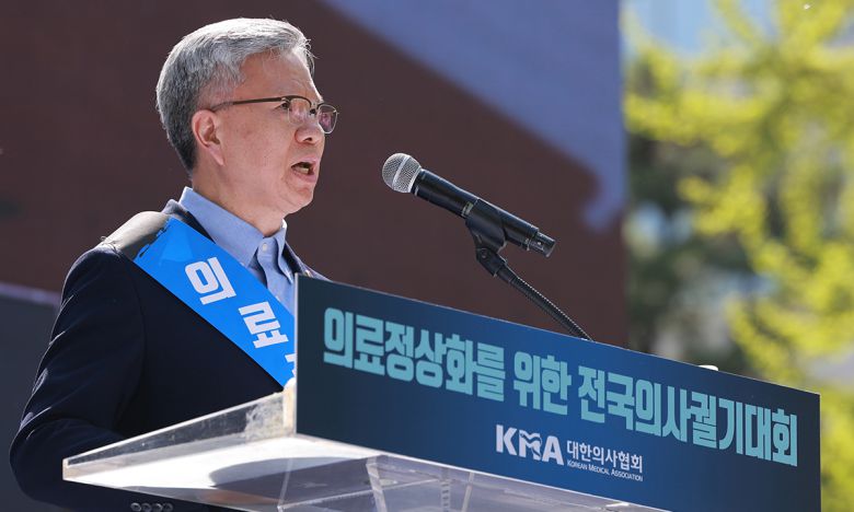 김택우 대한의사협회장이 20일 서울 중구 숭례문 인근 세종대로에서 열린 '의료정상화를 위한 전국의사궐기대회'에서 대회사하고 있다. 연합뉴스