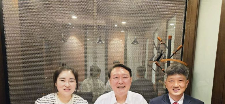 윤석열 전 대통령(가운데)과 김계리(왼쪽), 배의철 변호사. 김계리 변호사 페이스북 캡처