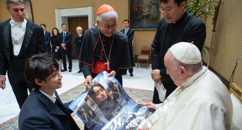 프란치스코 교황이 2022년 11월 바티칸 교황청에서 김대건 신부의 삶을 다룬 영화 ‘탄생’ 제작진을 만나 주연 배우 윤시윤으로부터 영화 포스터를 전달받고 있다. 가운데는 교황청 성직자부 장관을 맡고 있는 유흥식 추기경이다. 민영화사 제공