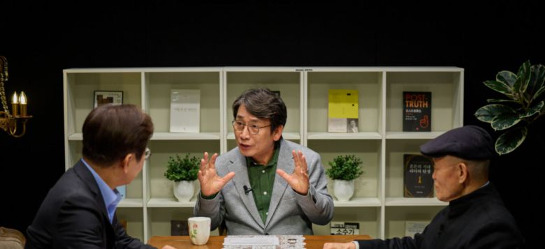 대선 출마를 선언한 이재명 더불어민주당 전 대표가 유시민 작가, 도올 김용옥 선생과 새 정부의 과제 등을 주제로 대담한 사진이 15일 공개되고 있다. 이재명 캠프 제공