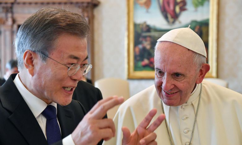 문재인 전 대통령(왼쪽), 故 프란치스코 교황. EPA연합뉴스