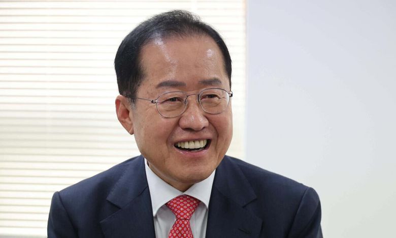 국민의힘 홍준표 대선 경선후보가 19일 서울 여의도 대하빌딩 선거캠프 사무실에서 자신의 선거 슬로건인 ‘제7공화국 선진대국’ 시대에 대해 설명하고 있다. 남정탁 기자