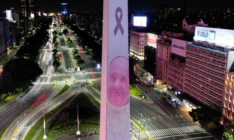 고향서도 추모 물결 21일(현지시간) 아르헨티나 부에노스아이레스의 오벨리스크에 프란치스코 교황의 얼굴과 애도의 상징인 검은 리본이 함께 비치고 있다. 프란치스코 교황은 1936년 부에노스아이레스에서 이탈리아 출신 이민자의 아들로 태어났다.   부에노스아이레스=AFP연합뉴스