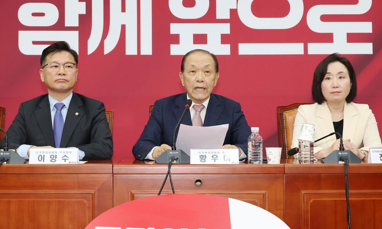 1차 컷오프 결과 발표하는 황우여 국민의힘 황우여 선거관리위원장(가운데)이 22일 저녁 서울 여의도 국회에서 대통령 후보자 선출 2차 경선 진출자를 발표하고 있다. 첫 번째 컷오프를 통과한 ‘4강 후보’ 명단에는 김문수·안철수·한동훈·홍준표 후보(가나다 순)가 이름을 올렸다. 연합뉴스