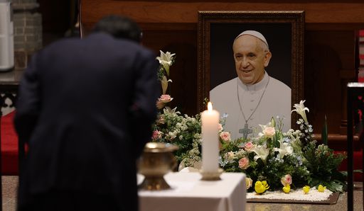 22일 프란치스코 교황의 분향소가 마련된 대구 중구 주교좌 계산대성당에서 한 신자가 조문하고 있다. 연합뉴스