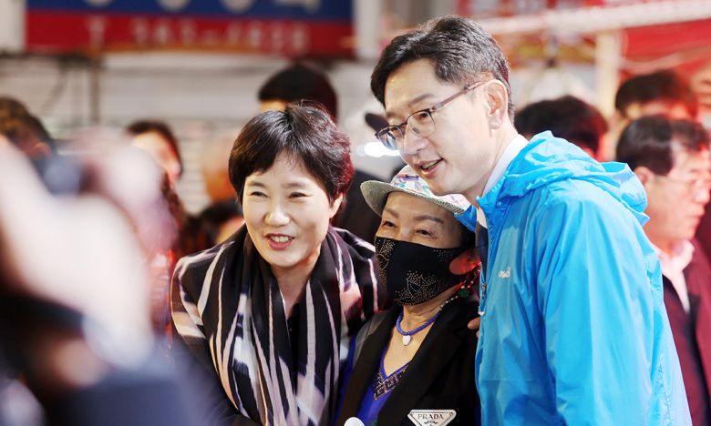 더불어민주당 김경수 대선 경선 후보가 22일 광주 서구 양동전통시장에서 상인들과 인사를 나누고 있다. 연합뉴스