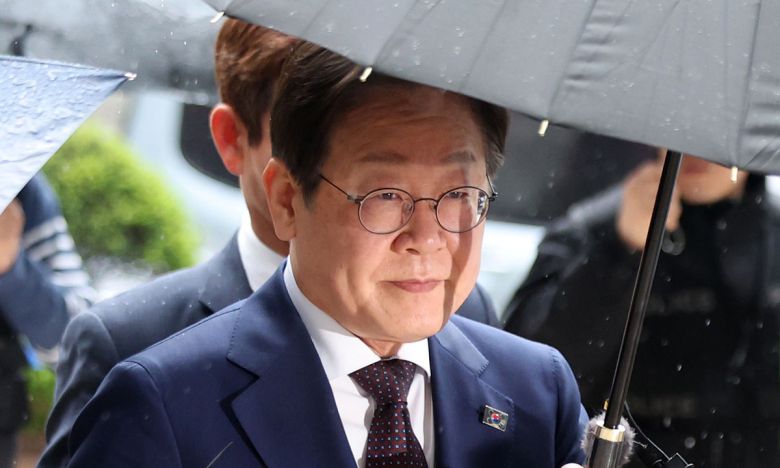이재명 더불어민주당 대선 경선 후보가 지난 22일 서울 서초구 서울 서초구 서울중앙지법에서 열린 대장동 배임 및 성남FC 뇌물 의혹 사건 75차 공판에 출석하고 있다. 뉴시스