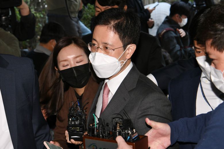 손준성 검사장이 고발사주 사건으로 수사를 받던 2021년 10월26일 영장실질심사를 위해 서울 서초구 서울중앙지법에 출석하고 있다. 남정탁 기자