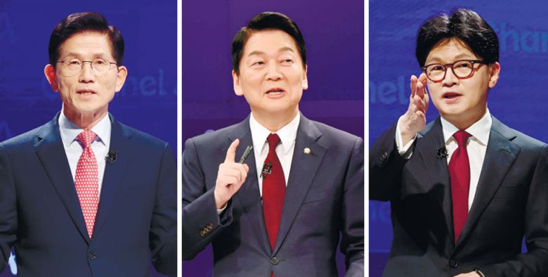 金 vs 韓, 金 vs 安… 1대1 ‘맞수토론’ 국민의힘 대선 2차 경선에 진출한 김문수·안철수·한동훈(왼쪽부터) 후보가 24일 서울 동아미디어센터 채널A 오픈스튜디오에서 열린 1:1 맞수토론에 앞서 리허설을 하고 있다. 이날 토론은 김 후보와 한 후보 간 토론이 진행된 이후 김 후보와 안 후보 간 토론이 진행됐다. 국회사진기자단