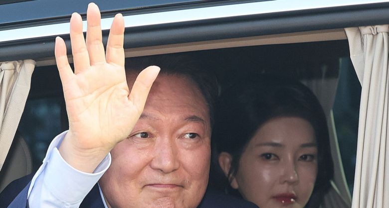 윤석열 전 대통령과 부인 김건희 여사가 11일 서울 용산구 한남동 대통령 관저를 떠나 서초동 사저로 이동하며 지지자들과 인사를 하고 있다. 뉴스1