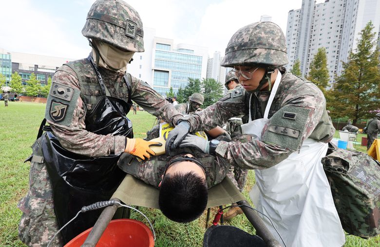 육군 장병들이 화생방 상황에서 피해를 입은 장병들에 대한 처치를 훈련하고 있다. 육군 제공
