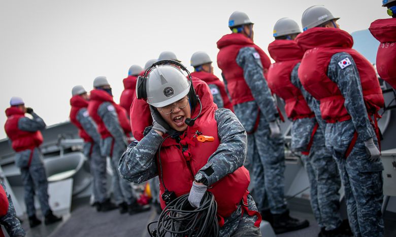 이지스구축함 정조대왕함 승조원들이 부산 해군작전기지에서 출항을 준비하고 있다. 세계일보 자료사진