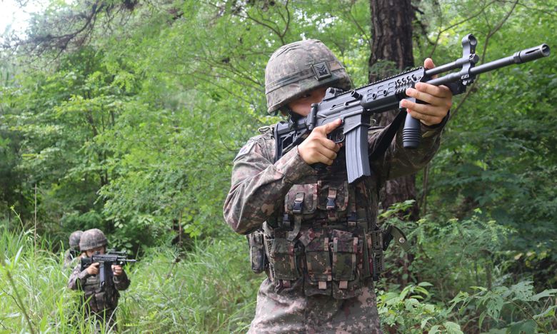 육군 장병들이 숲속에서 수색훈련을 하고 있다. 육군 제공