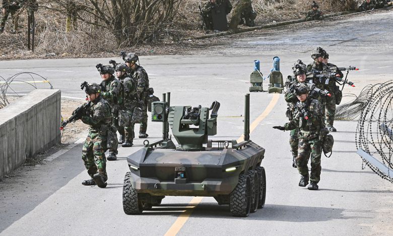 육군 장병들이 무인수색차량과 함께 교량을 건너고 있다. 육군 제공