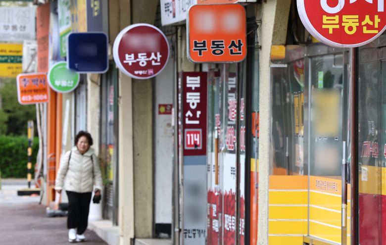 서울 시내 한 거리의 부동산 중개업소 밀집 지역. ‘병세권’ 주거지를 찾는 3040 부모들은 소아과, 응급실 등 의료 접근성도 고려한다.뉴스1