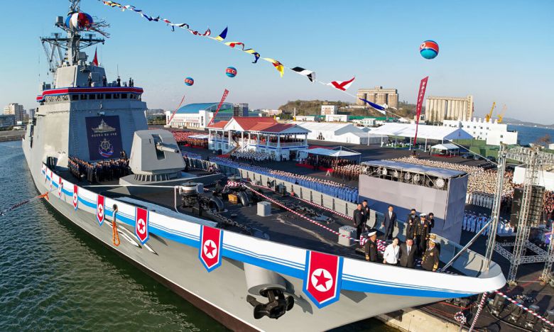 북한 노동당 기관지 노동신문은 26일 "김정은 동지를 모시고 새로 건조한 구축함 진수 기념식이 조선혁명의 첫무장력의 창건일인 뜻깊은 지난 25일 남포조선소에서 성대히 진행됐다"라고 보도했다. 신형 구축함은 5000톤(t)급으로, 북한은 이를 '최현급'으로 등급 분류했다. 평양 노동신문=뉴스1