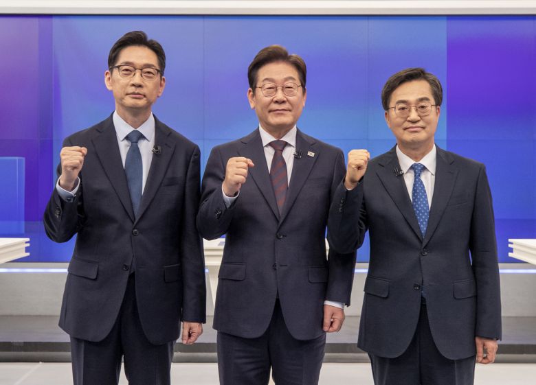 김경수(왼쪽부터), 이재명, 김동연 더불어민주당 대선 경선 후보가 25일 서울 중구 티비조선 스튜디오에서 열린 더불어민주당 제21대 대통령 선거 경선 후보자 TV 토론회에 앞서 기념촬영을 하고 있다.   국회사진취재단