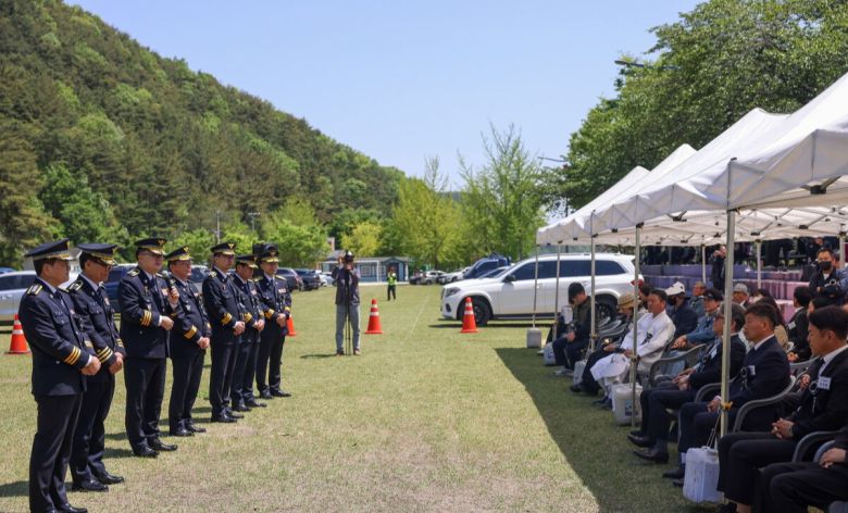 26일 경남 의령군 궁류면 4‧26 추모공원에서 열린 두 번째 우 순경 사건 희생자 위령제에서 김성희 경남경찰청장을 비롯한 경남경찰청 관계자들이 특별법 제정을 호소하는 희생자 유가족을 만나 이야기를 듣고 있다. 경남경찰청 제공