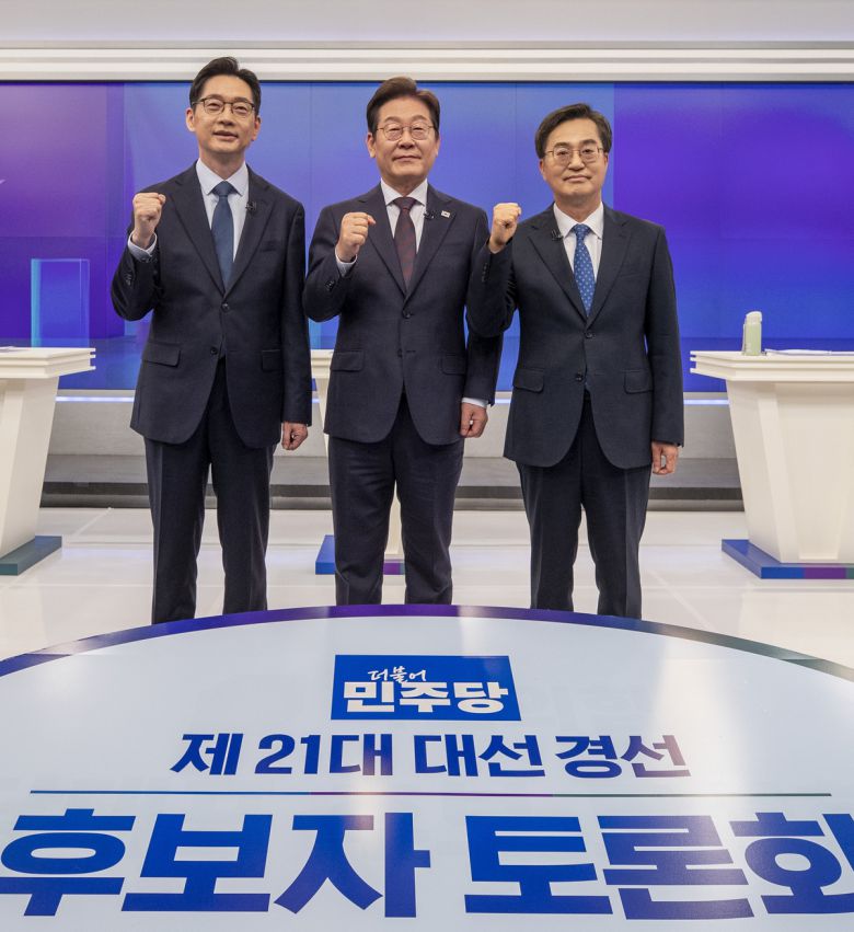 김경수, 이재명, 김동연(왼쪽부터) 더불어민주당 대선 경선 후보들이 지난 4월25일 TV조선 주관으로 열린 3차 TV 토론회 전 기념사진을 찍고 있다. 국회사진기자단, 뉴시스