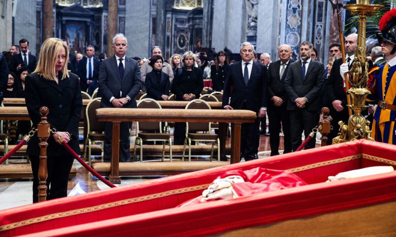 25일(현지시간) 이탈리아 해방 80주년 기념일을 맞아 조르자 멜로니 이탈리아 총리(왼쪽)와 이냐치오 라 루사 상원의장이 기념 행사에 참석해 전몰 용사들을 기리고 있다. 신화연합뉴스