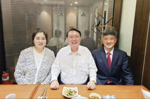 윤석열 전 대통령이 지난 19일 김계리(오른쪽), 배의철 변호사와 함께 식사 자리를 가진 모습. 김계리 변호사 SNS 캡처