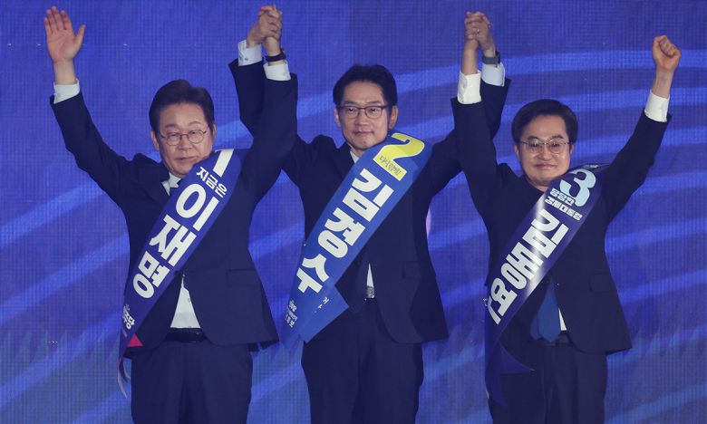 앞으로도 손 잡을까 더불어민주당 제21대 대통령선거 경선 후보자들이 27일 경기 고양 킨텍스에서 열린 수도권·강원·제주 합동연설회에서 기념촬영을 하고 있다. 왼쪽부터 이재명, 김경수, 김동연 후보. 고양=뉴스1