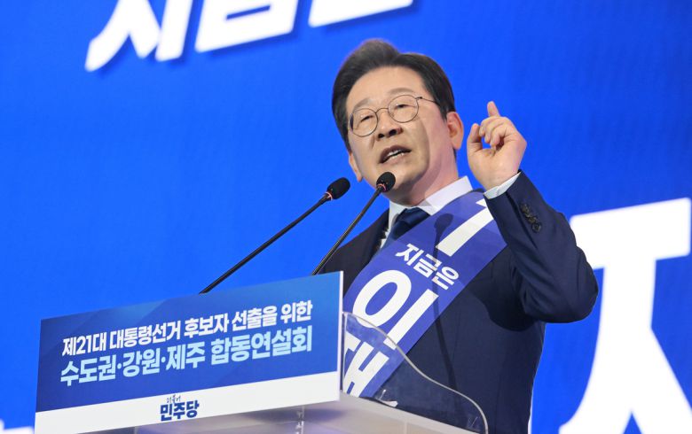 더불어민주당 이재명 대선 경선 후보가 27일 경기 고양시 킨텍스에서 열린 '제21대 대통령선거 후보자 선출을 위한 수도권·강원·제주 경선 및 최종 후보자 선출 대회'에서 정견 발표를 하고 있다.  공동취재