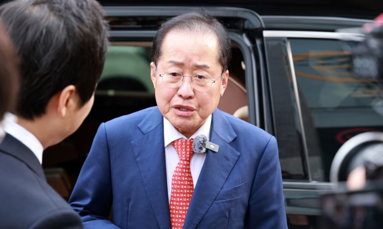 국민의힘 홍준표 대선 경선 후보가 27일 서울 마포구 KT&G상상마당 인근 홍대거리에서 열린 기자 간담회에 참석하고 있다. 연합뉴스