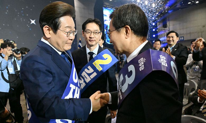 손 잡읍시다 더불어민주당 이재명 대선 후보(왼쪽)가 27일 경기 고양 킨텍스에서 열린 ‘제21대 대통령 선거 후보자 선출을 위한 수도권·강원·제주 경선 및 최종 후보자 선출 대회’에서 최종 후보로 확정된 뒤 김경수 후보(가운데)가 지켜보는 가운데 김동연 후보와 악수하고 있다. 고양=허정호 선임기자