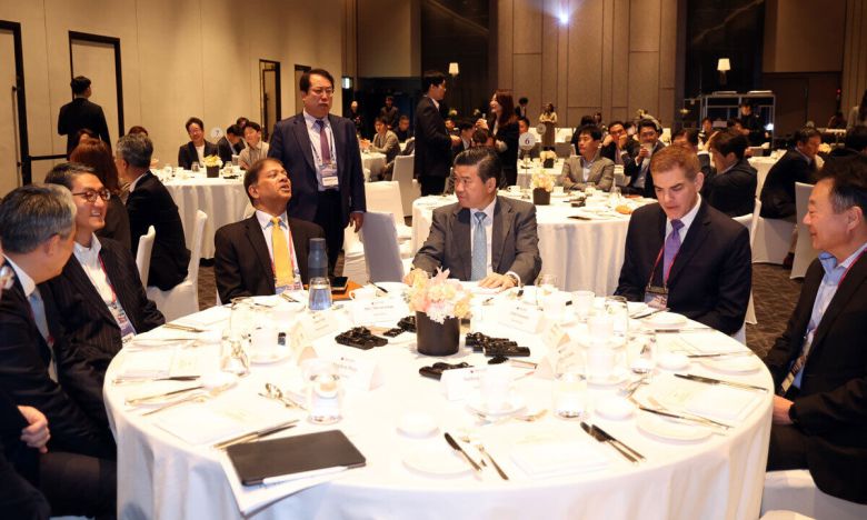 美 관세 최소화 방안 모색 제임스 김 주한미국상공회의소 회장(오른쪽 세번째)이 28일 오전 서울 용산구 그랜드 하얏트 호텔에서 열린 ‘미국 통상 정책 변화와 한국 산업 영향’ 세미나에서 참석자와 대화하고 있다. 뉴스1