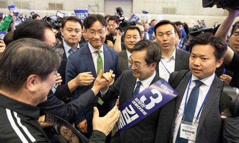김동연 경기도지사가 민주당 경선 기간 지지자들과 악수하고 있다. 김동연 캠프 제공